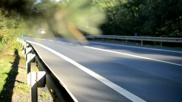 Detalle de la barrera de choque con los coches de exceso de velocidad, tres veces la aceleración, lapso de tiempo, tres veces la aceleración, sin sonido — Vídeos de Stock