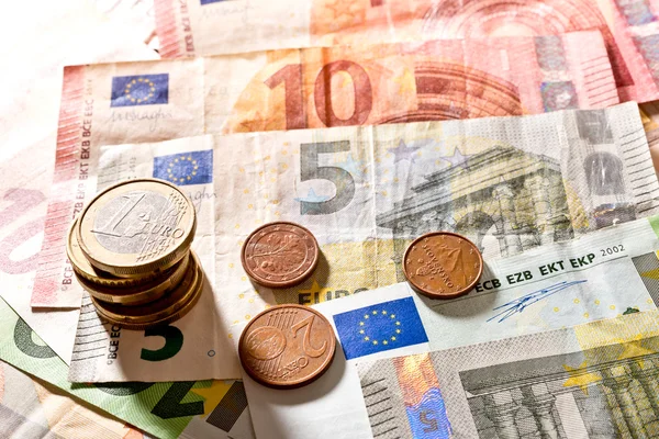 Detalhe da moeda euro na mesa — Fotografia de Stock