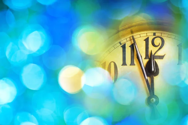 Detalhe do relógio de ano novo com fundo azul — Fotografia de Stock