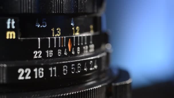 Lens comes into focus in real time without sound, no camera movement — Stock video