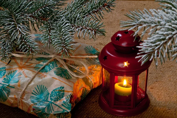 Regalo modesto sotto l'albero di Natale — Foto Stock
