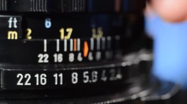 Lens döner ve odak haline gelir.