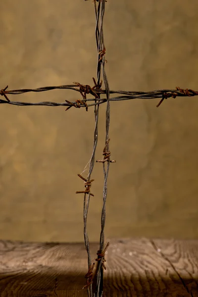 Crucifix din sârmă ghimpată — Fotografie, imagine de stoc