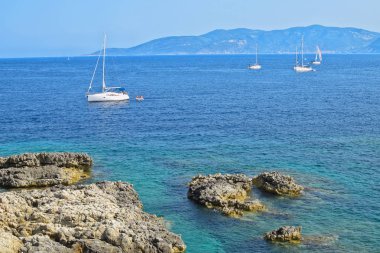 Sonbaharda yelkenli tekne ile Adriyatik kıyısı