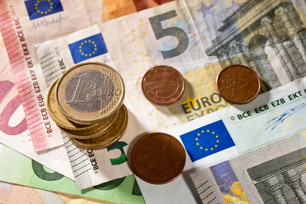 Detalhe da moeda euro na mesa — Fotografia de Stock