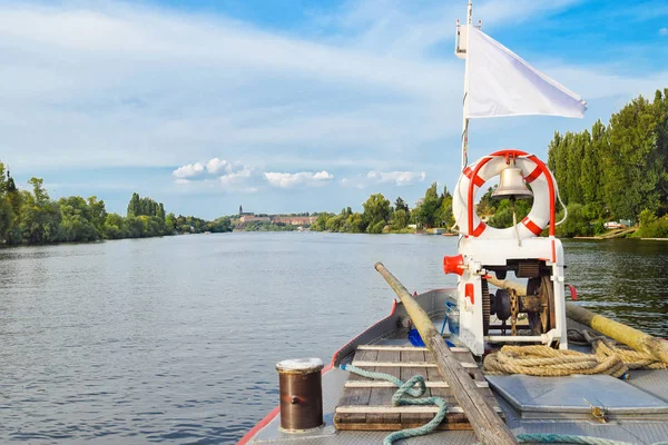 De brug van de boot op de rivier de Moldau — Stockfoto