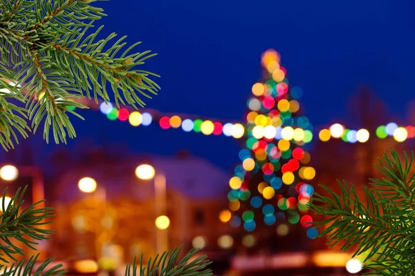 Sfondo natalizio con albero di Natale sfocato di notte — Foto Stock