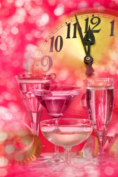 New year clock and wine glasses — Stock Photo, Image