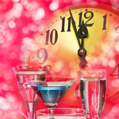 Yeni yıl saat ve ayaklı büyük kadehler