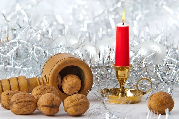 Рождественский натюрморт со свечами и грецкими орехами — стоковое фото