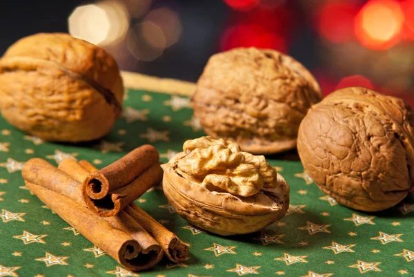 Nueces con canela en la mesa de Navidad — Foto de Stock