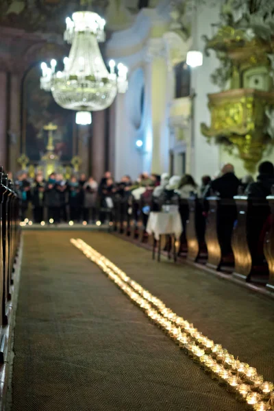 Linha de velas flamejantes na igreja barroca — Fotografia de Stock