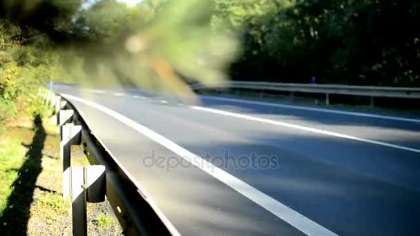 Detail van de geleiderail met snel rijdende auto's, negen keer versnelling — Stockvideo