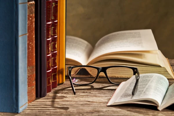 Brille mit Büchern — Stockfoto