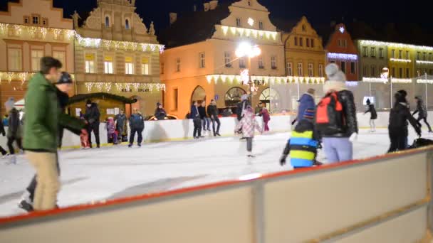 TOWN OF ZATEC, CZECH REPUBLIC - JANUARY 2, 2017: Конькобежцы на открытом стадионе в историческом городе . — стоковое видео