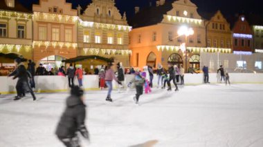 Tarihi kentin açık stadyum Zatec Town, Çek Cumhuriyeti - 2 Ocak 2017: Ice-skaters. 