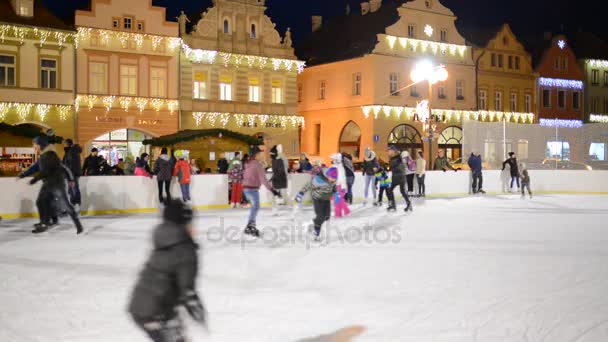 CIUDAD DE ZATEC, REPÚBLICA CHECA - 2 DE ENERO DE 2017: Patinadores sobre hielo en el estadio al aire libre de la histórica ciudad . — Vídeos de Stock