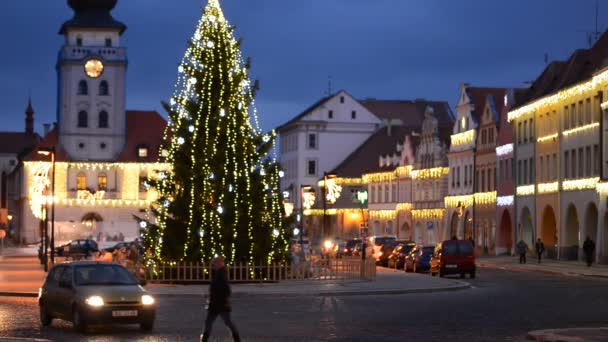 Verkeer in de historische stad in de Kersttijd. — Stockvideo