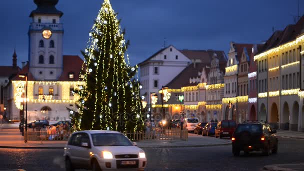 Trafikera i den historiska townen i juletid. — Stockvideo