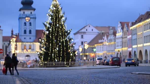Verkeer in de historische stad in de Kersttijd. — Stockvideo