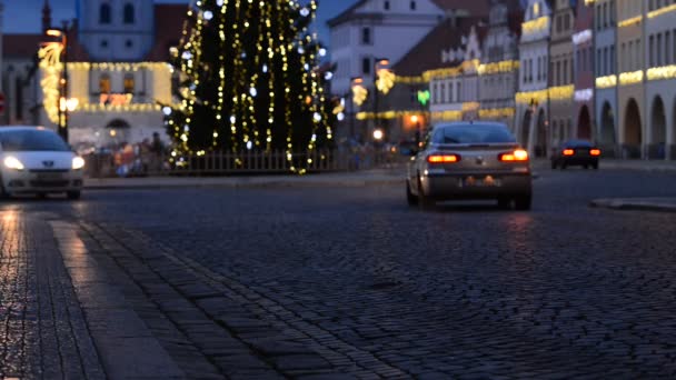 Noel zamanı tarihi kasabada trafikte şehir Zatec, Çek Cumhuriyeti - 2 Ocak 2017:. — Stok video