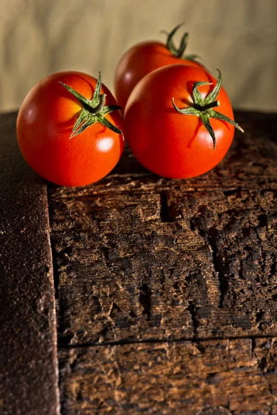 Drie rode tomaten — Stockfoto