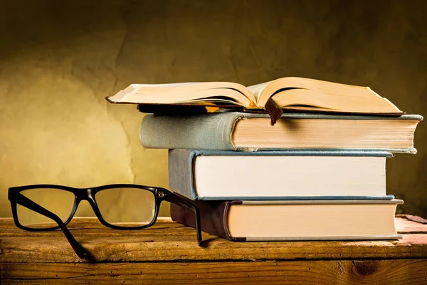 Libro abierto con gafas de lectura — Foto de Stock