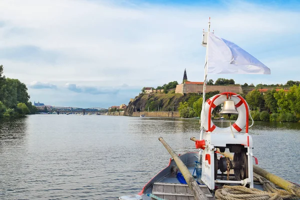 Köprü Vltava Nehri, Prag, Çek Republ teknede — Stok fotoğraf