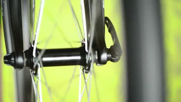 Detalj av snurrande hjulet av cykel. — Stockvideo