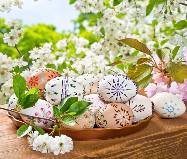 Huevos de Pascua pintados con flor en la naturaleza — Foto de Stock