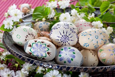 Paskalya yumurtaları ve masanın üzerine çiçek
