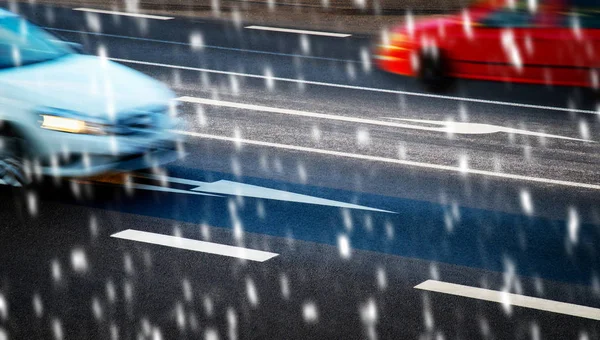 Carros dirigindo ao longo da encruzilhada na queda de neve — Fotografia de Stock