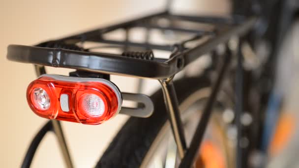 Snärta säkerhet ljus på cykeln — Stockvideo