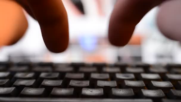 Les mains de l'homme tapant sur un clavier d'ordinateur — Video