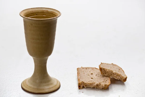 Cáliz de vino con pan sobre la mesa —  Fotos de Stock