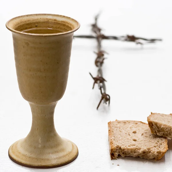 Cáliz de vino con pan sobre la mesa — Foto de Stock