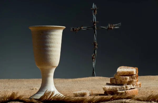Kalich vína s chlebem a kříž — Stock fotografie