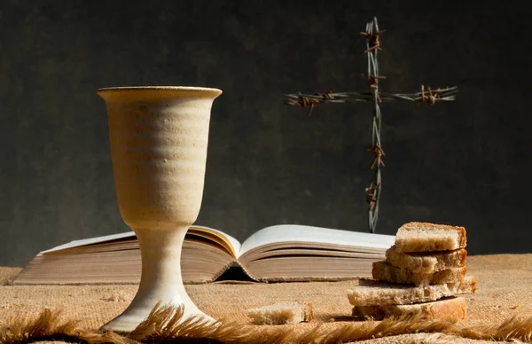 Чаші вина з хлібом і хрест — стокове фото