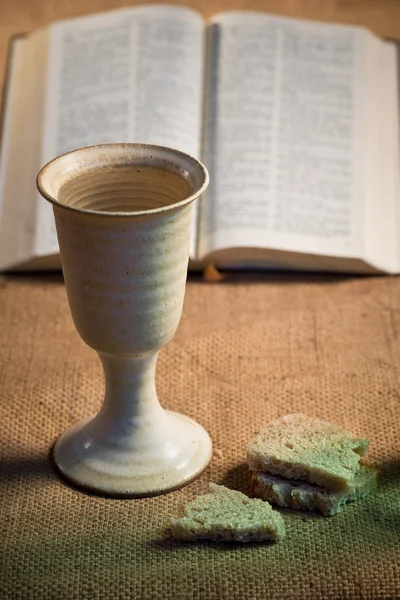 Kelch aus Wein mit Brot und heiliger Bibel — Stockfoto