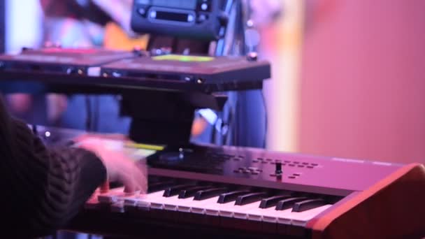 Detail van Piano Player op een rockconcert — Stockvideo