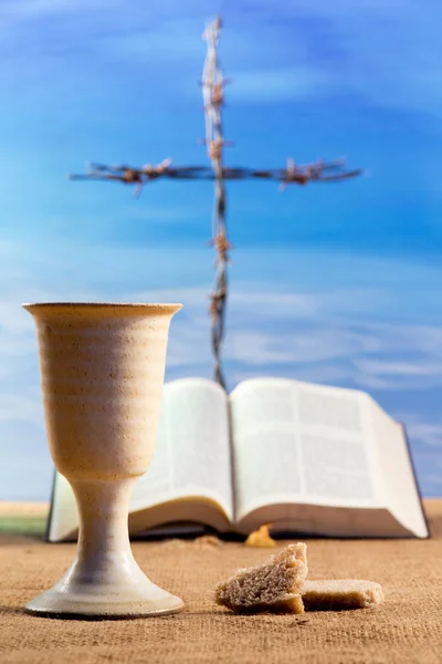 Cálice de vinho com pão e crucifixo — Fotografia de Stock