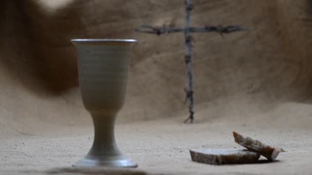 성배는 삼 베에 십자가 빵과 와인... 랙 포커스. — 비디오