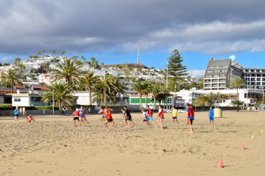 Gran Canaria, İspanya - 23 Şubat 2017: plaj rugby oynayan insanlar