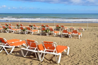 Gran Canaria bir plajda şezlong