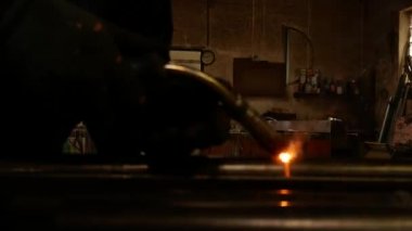 İşçi kaynaklar demir boru içinde çalışma.