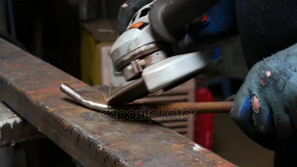 Pracovník mele železnou tyčí v Workrom. — Stock video