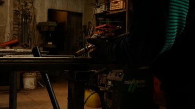 İşçi kaynaklar demir boru içinde çalışma.