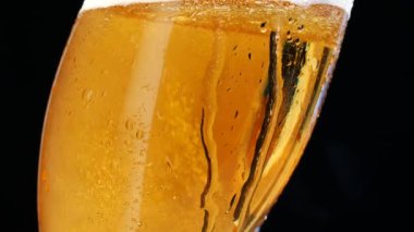 Bira cam üstünde su damlaları. Kabarcıklar artıyor ve damla aşağı çalışan.