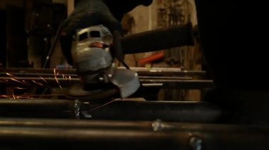 İşçi Workrom demir çubuk biler.