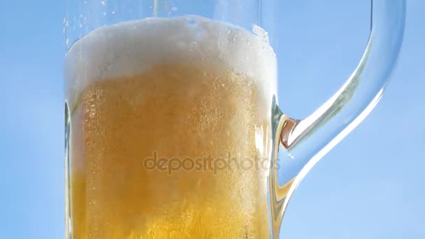 Szakadó sör a pohárba. Buborékok emelkednek — Stock videók